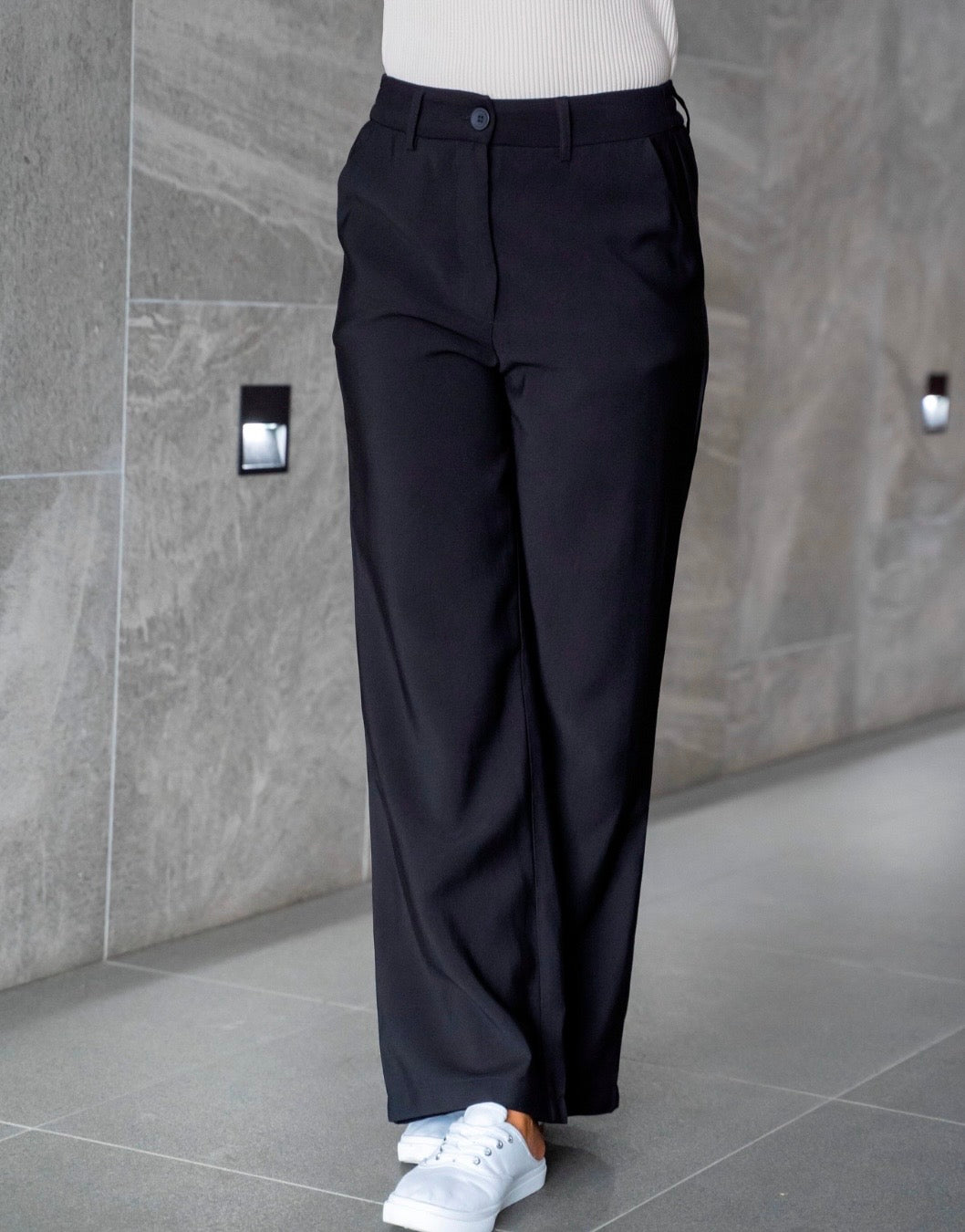Navy wide leg corporate pants in viscose with elastic back waist
