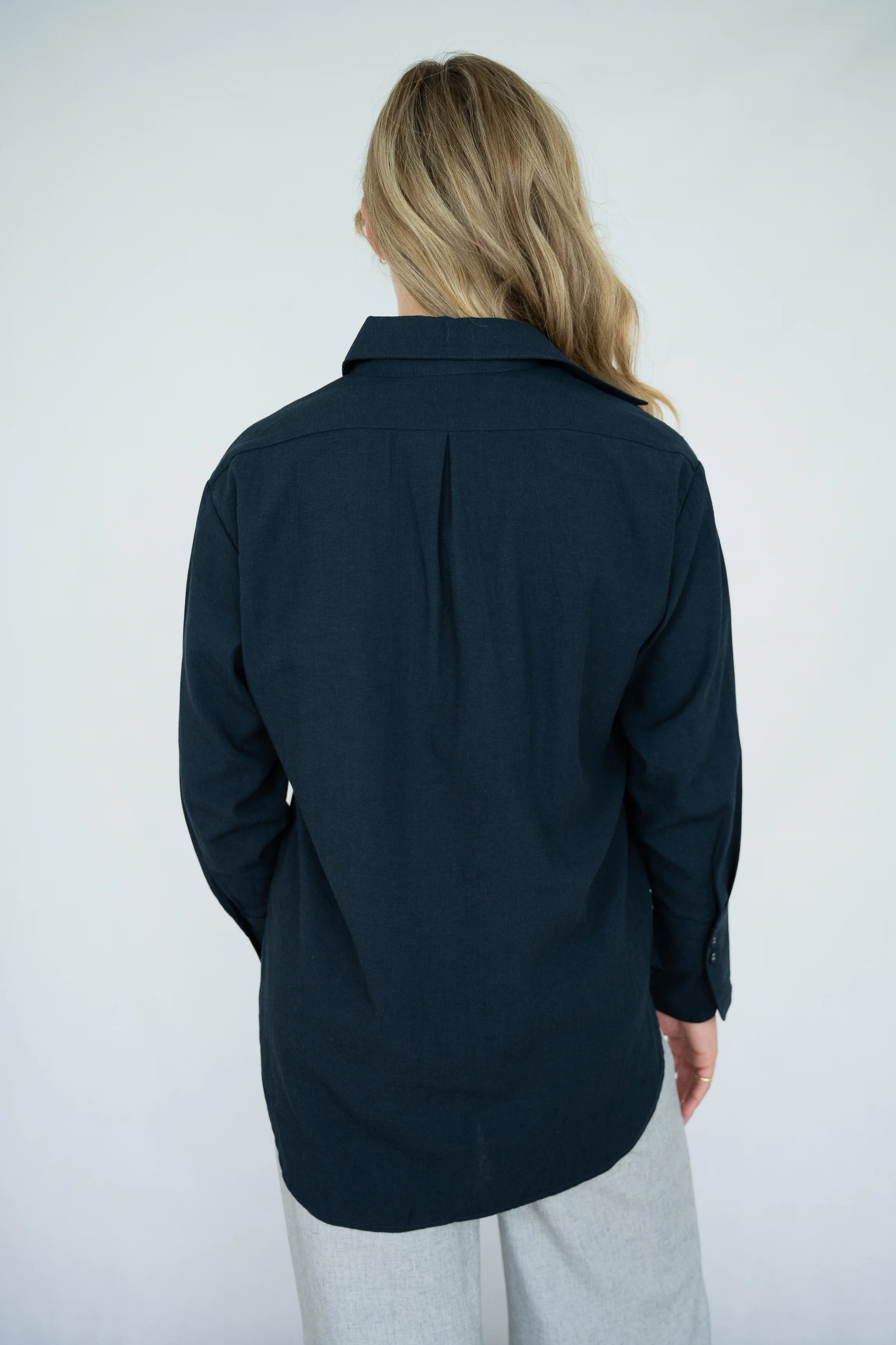 Lightweight navy viscose shirt with adjustable cuffs and front pocket