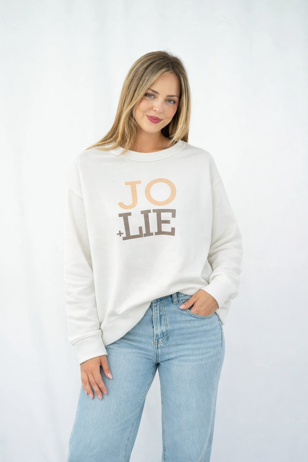 White crew neck sweatshirt highlow hemline, split in side seam, pink and pewter motive on front.
